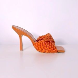 NWOT Gianni Bini Keita Woven Square Toe Dress Sandals. Size 9